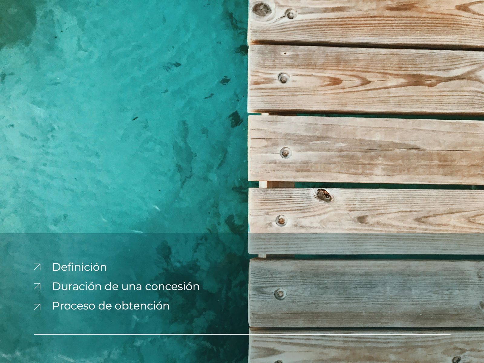 Teal textured left background with a wooden deck on the right and partial Spanish slide text: 'Definición', 'Duración de una concesión', 'Proceso de obtención'.