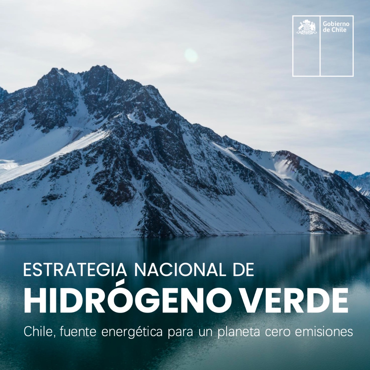 Snowy mountains reflected on a calm lake; Government of Chile logo in the corner and the title 'Estrategia Nacional de Hidrógeno Verde'